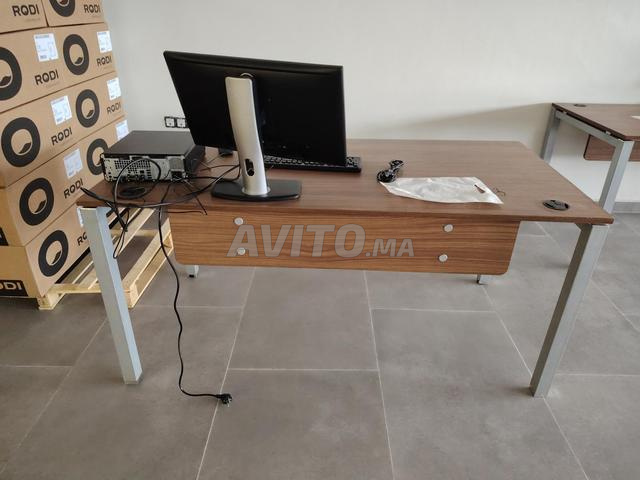 3 bureaux importés. État presque neuf