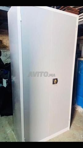 Armoire métallique haute à deux portes battantes
