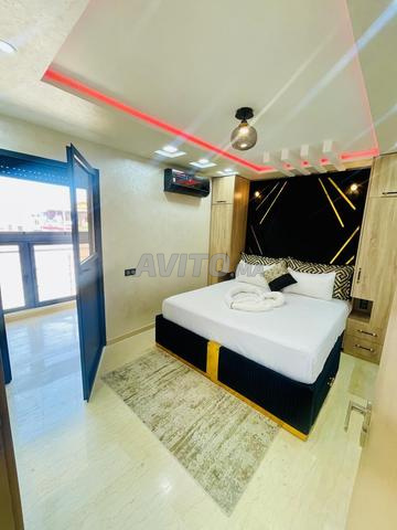 Appartement meublé luxueux terrasse parking privé - image 4