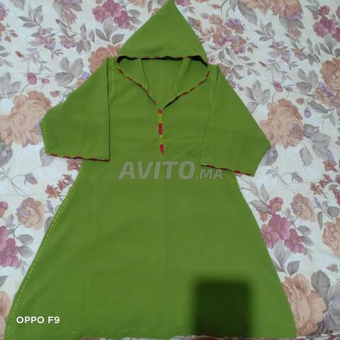 Djellaba marron avec Randa, deux ans