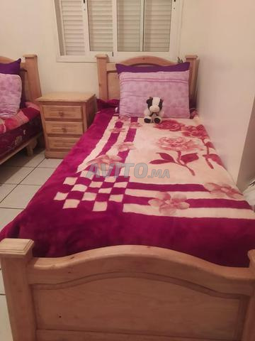 A vendre deux cadres de lit en bois/ coiffeuse