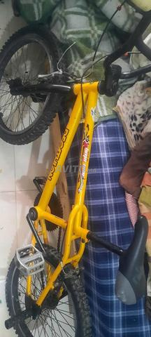 Vélo en bon état, nécessite un graissage et la même roue