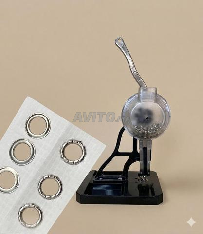 Presse à œillets semi-automatique