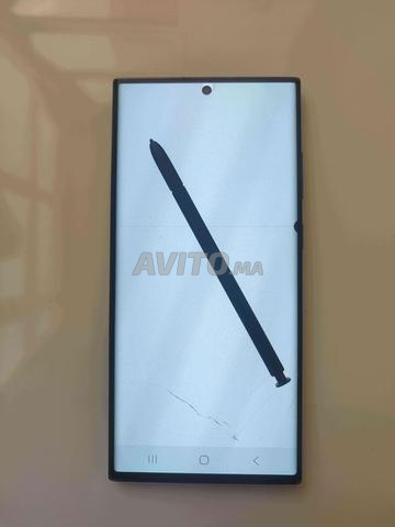 Samsung S23 Ultra avec un point et de petites fissures