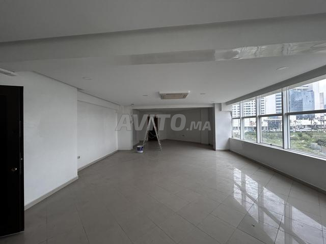 des plateaux bureau en face la gare