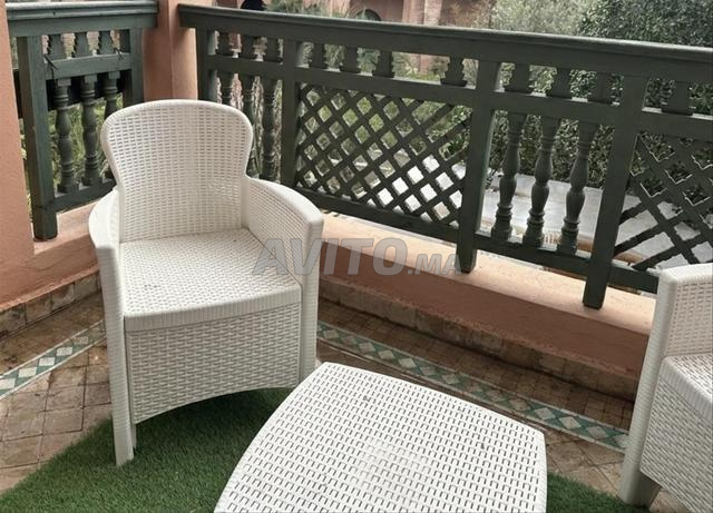 Ensemble table et chaises de balcon