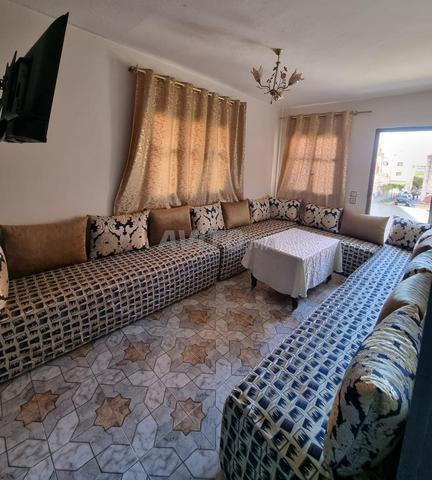 Maison Chouka ensoleillée avec une vaste terrasse et un local commercial ensoleillé