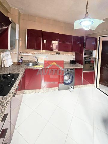 شقة مع تراس للاستئجار شهريًا