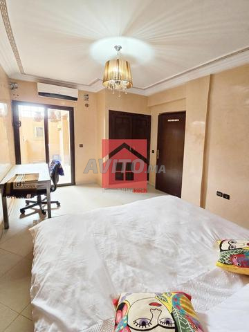 شقة مع تراس للاستئجار شهريًا