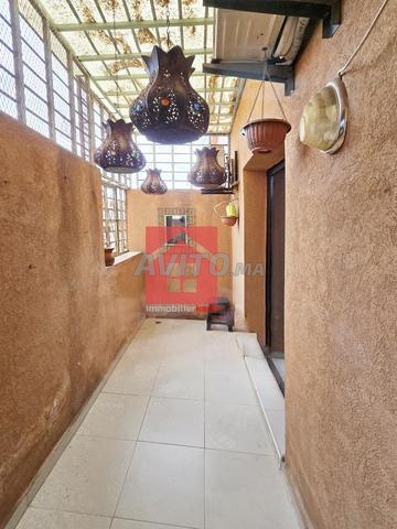 شقة مع تراس للاستئجار شهريًا