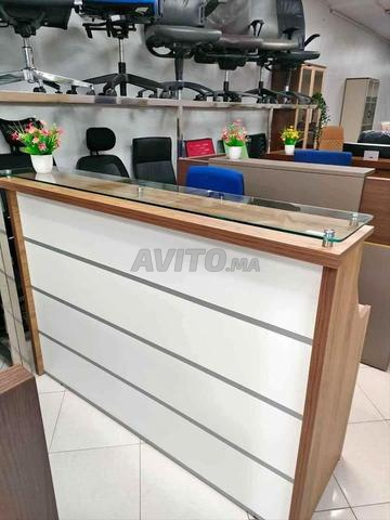 مكتب استقبال عصري وعملي للمساحات الاحترافية