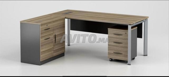 Bureau avec retour et caisson et 3 chaises dispo