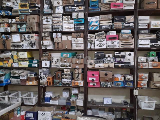 للبيع مجموعة من مواد الصيدلة