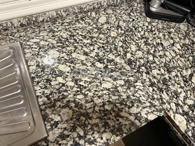 Placards de cuisine avec évier et marbre en très bon état - 2