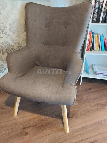 كرسي بذراعين رمادي