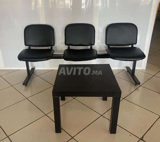 3 chaises de réception et une table