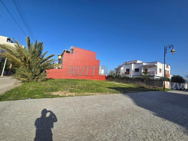 أرض فيلا للبيع، 404 متر مربع، واجهتين.