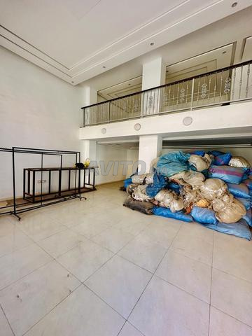 محل فارغ للإيجار في عين مزوار - 2