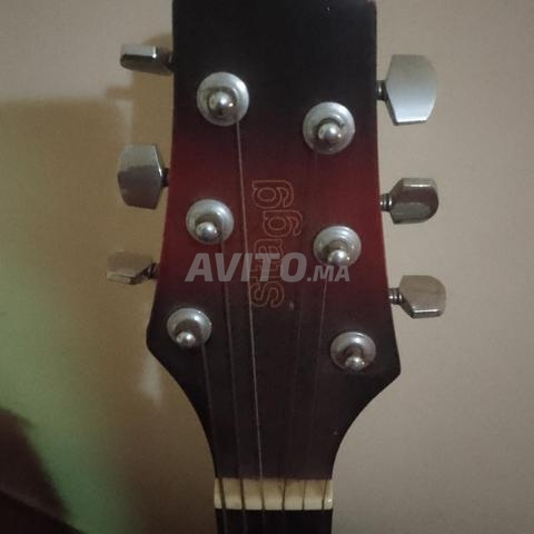 Guitare avec ampli et support