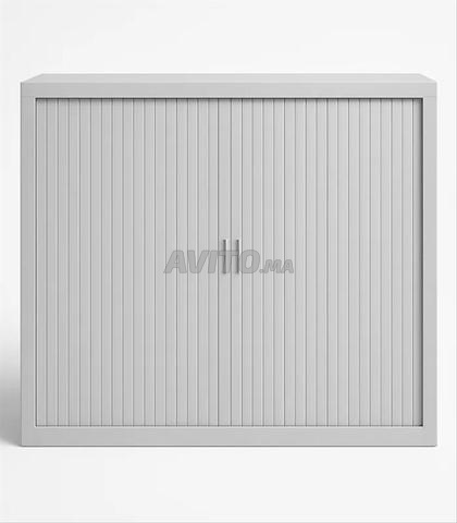 خزانة مكتب معدنية بستائر رمادية فاتحة