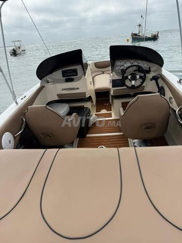 un bateau Mercury 135 ch