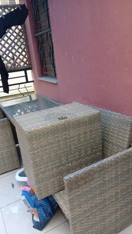 Chaise et table en résine jardin ou terrasse