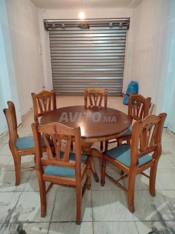 طاولة مستديرة من الخشب الأحمر مع 6 كراسي