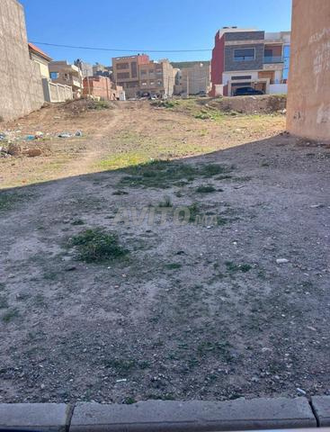 بقعة أرض في منطقة فيلات لا كولين، بجوار أكدتال