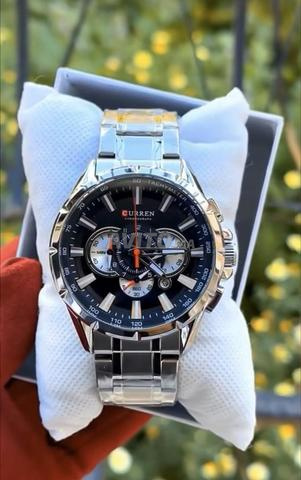 ساعة أنيقة مع علبة