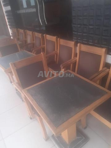 طاولات وكراسي خشب للمقهى أو المطعم بحالة جيدة