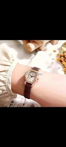 ساعة نسائية أنيقة بحزام جلدي حالة ممتازة