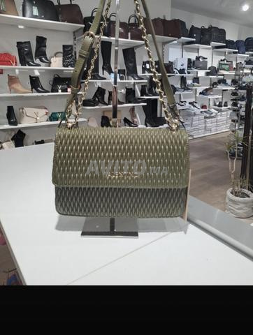 حقيبة يد جديدة من ماركة فالنتينو