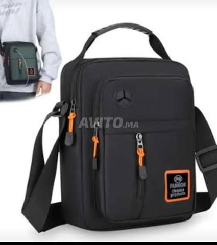 للرجال مع منفذ سماعة رأس جيوب متعددة