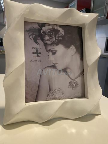 إطار صورة مزخرف باللون الأبيض