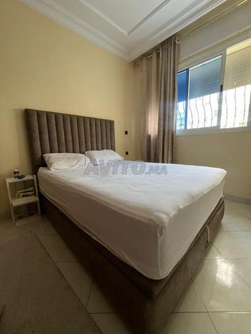 سرير مع فراش