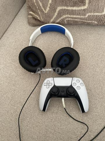 وحدة تحكم PS5 وسماعة رأس JBL