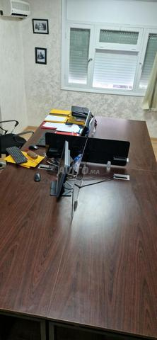 bureau professionnel moderne avec séparateurs