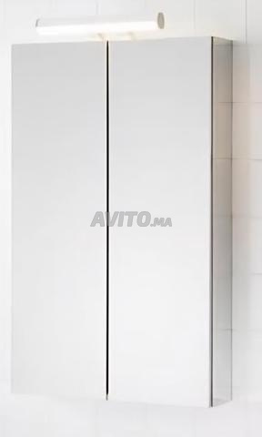 بيع خزانة ببابين زجاجيين مع مصباح