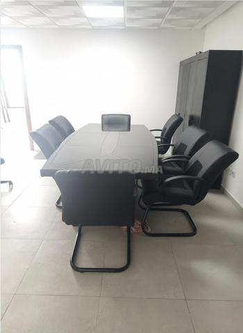 طاولة اجتماعات كبيرة مع 6 كراسي - بحالة ممتازة