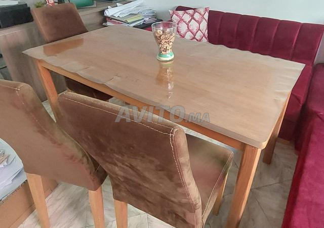 كنبة وغرفة طعام