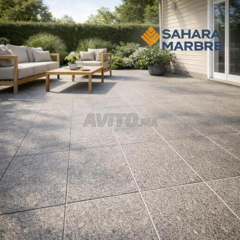 تراس خارجي بلاطة حجر رمادي ممتاز