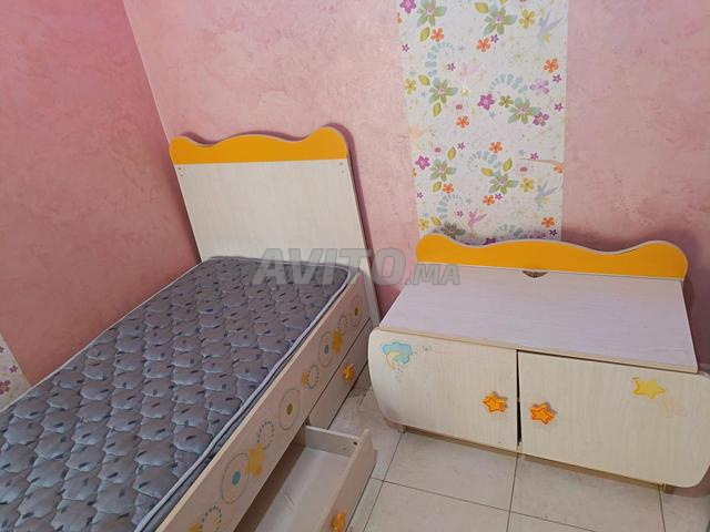 سرير أطفال مع تخزين ومرتبة بالإضافة إلى خزانة