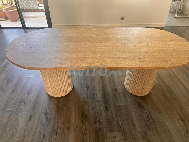 طاولة طعام من الترافرتين