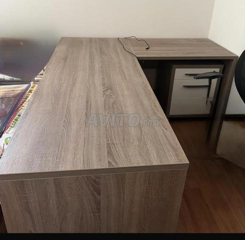 مكتب بزاوية مع صندوق بثلاثة أدراج