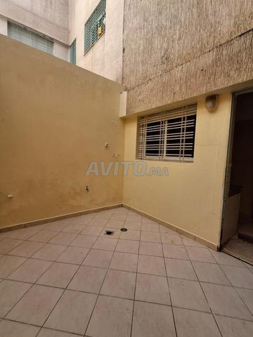 للإيجار شقة بالطابق الأرضي مع تراس منفصل