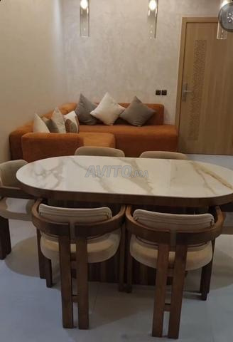 طاولة طعام من الخشب الصلب