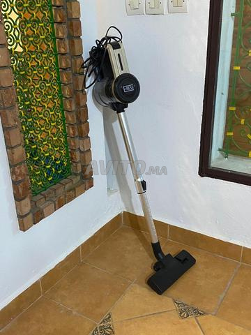 مكنسة كهربائية 2400 واط للبيع بحالة الجديد تقريبا