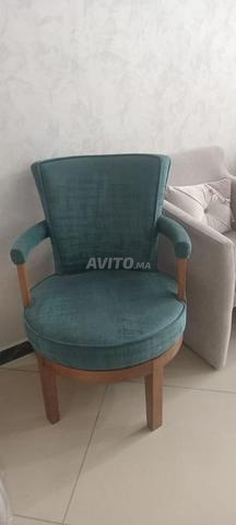 عدة نماذج من الكراسي