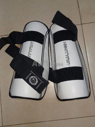 Vendez des protège-tibias marque MightyFist.