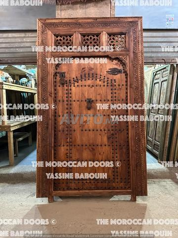 باب خشب ملكي منقوش للمداخل الفاخرة - جودة عالية